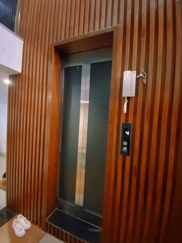 Ảnh của Bán nhà phố lạc trung - thiết kế hiện đại - đẳng cấp - thang máy - ô tô vào nhà - 2 thoáng